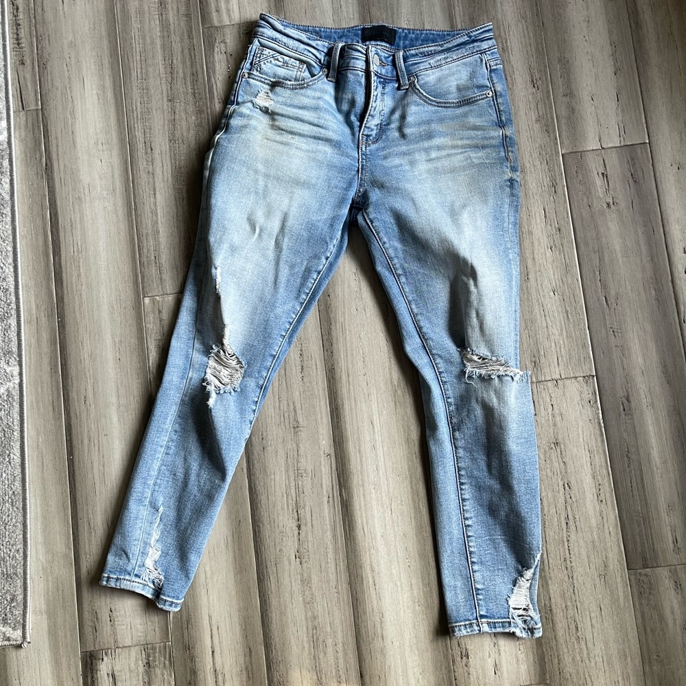 Size 28 Buckle Black ankle Jean. Mid-rise! So cute.
